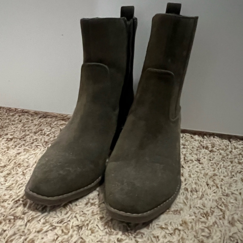 Stylish Olive Green Suede Boots